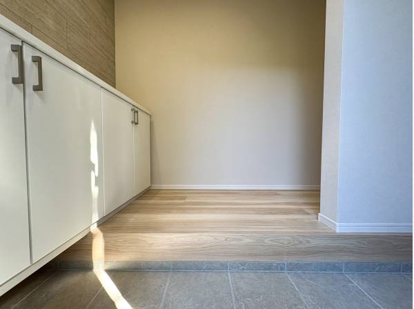 玄関先に清々しさを感じるシンプルな空間