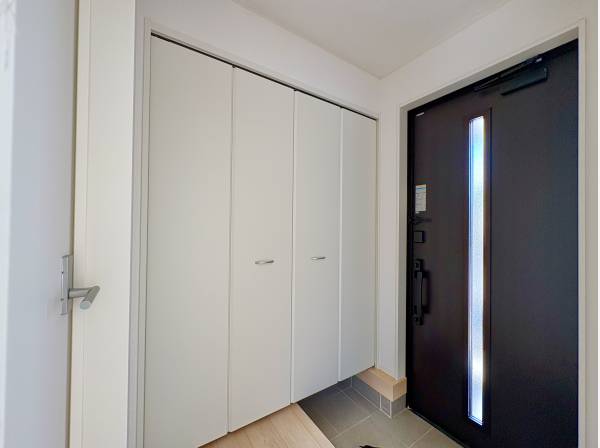 玄関には大型の収納を配置しました。