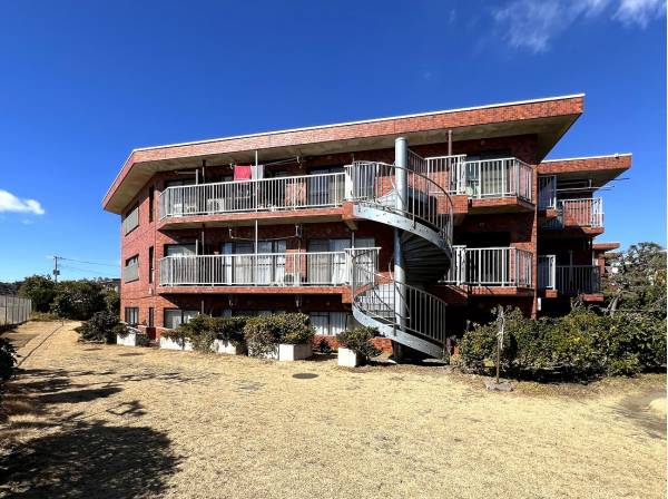 ブラウンレンガが味のあるレトロなマンションです