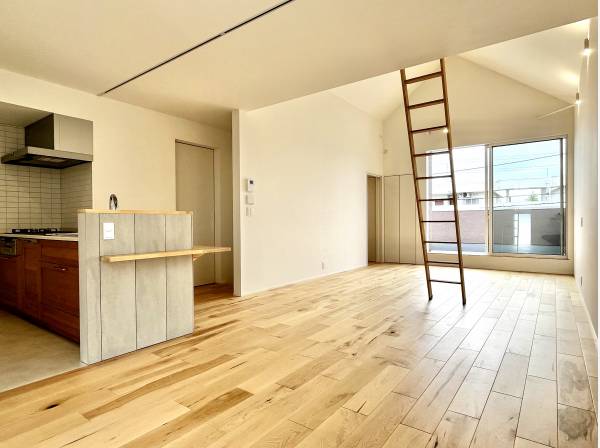 床は無垢板を採用し足元から温かみを感じます。