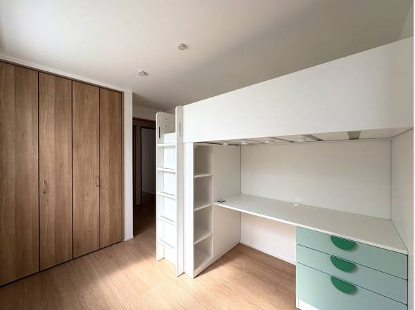 前の住人の思い出が残るシステムベッド。中古物件ならではの出会い