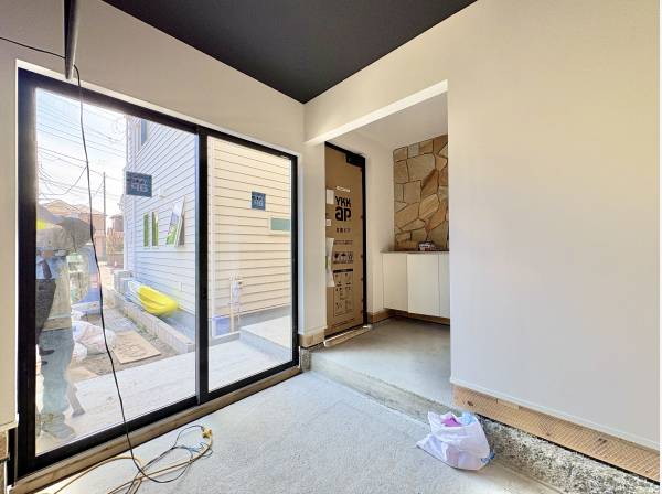 玄関の土間スペースは、大きな窓で屋外とつながります