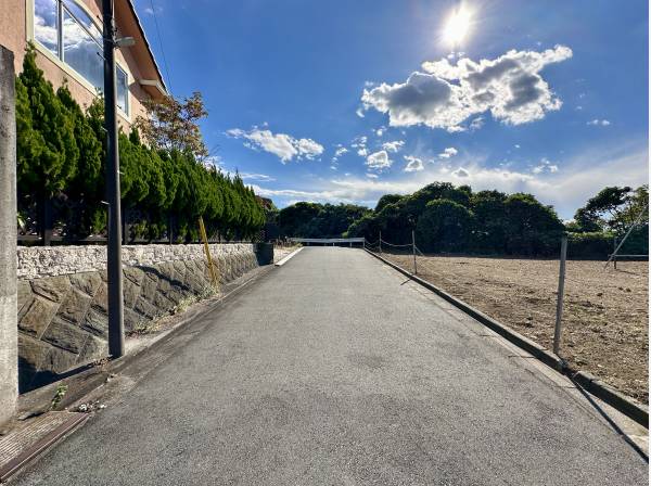 東側道路は幅員約5.2mと広々/三面道路ですので、抜け感は格別