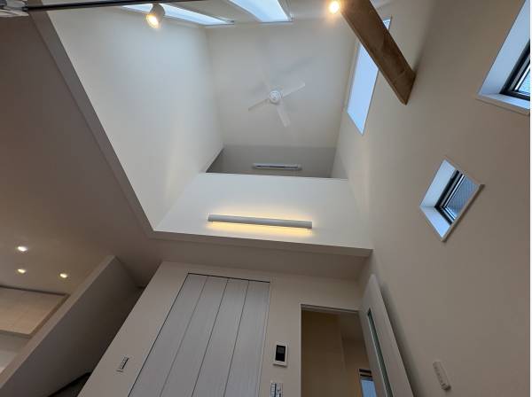 リビングの上は吹き抜けになっております。
