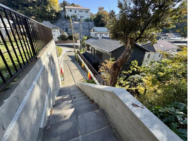 ひな壇宅地ですので、周りのお家と視線が被りにくい住立地です。