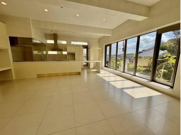 LDKには大型の窓が沢山あり、明るくて開放的です！