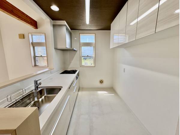 キッチンは広くてカップボードも付いております。