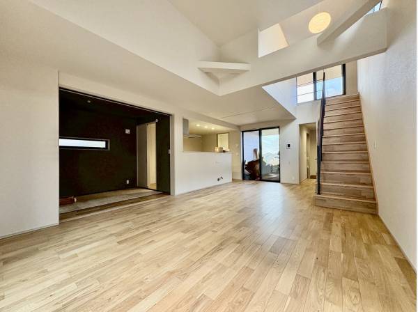 勾配天井で開放的なリビングルーム