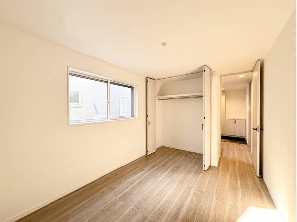 居室は1階に2部屋、サービスルームが1部屋ございます