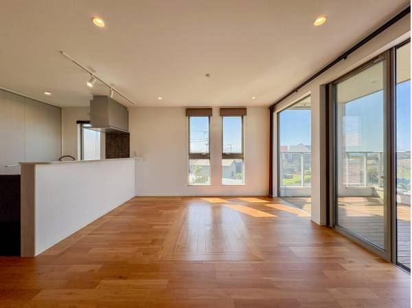 ワイドサッシが風景を取り込む22.5帖ＬＤＫ