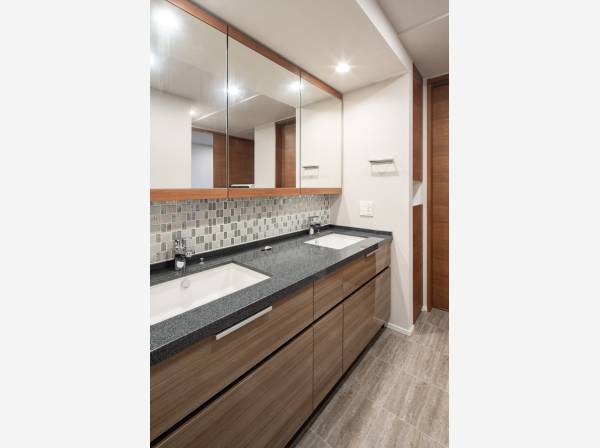 朝などに嬉しい2口洗面！