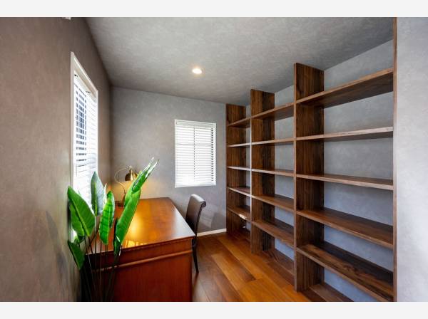 沢山の蔵書やコレクション・ディスプレイ♪作り付けラックが嬉しいです。