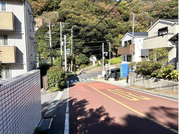 車の出入りがしやすい約7.3mの前面道路が心地よい広さを確保