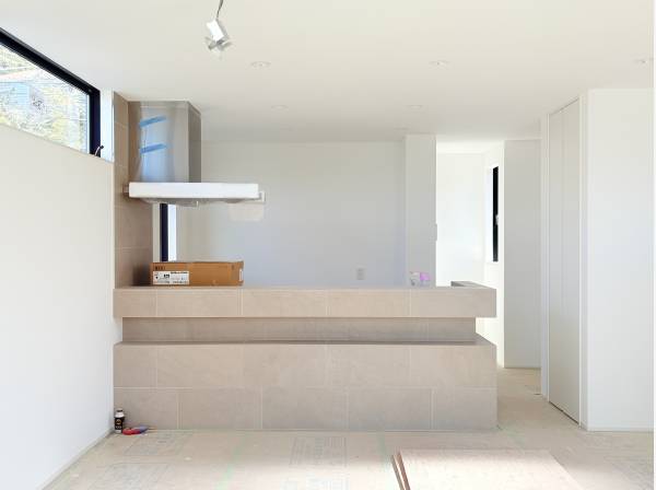 タイル張りのキッチン、重厚感があります