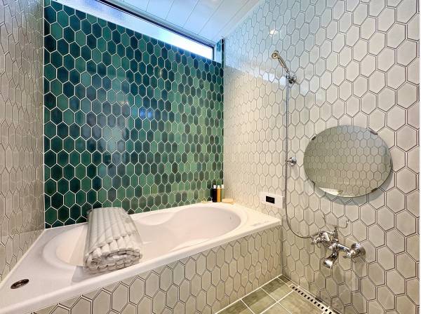 陽光が射す海の中のような世界観