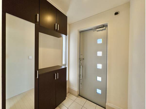 住まいの顔となる、ゆとりと開放感を備えた玄関。