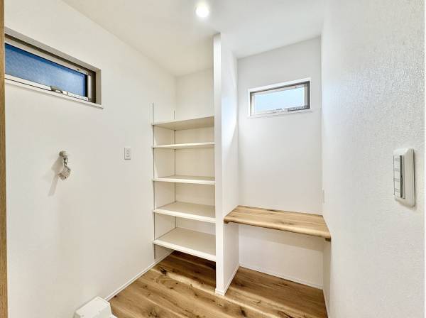 ユーティリティには便利な棚と、造作のデスク