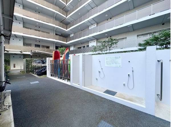 共用部にはサーフボード置き場やシャワーブースが備わります