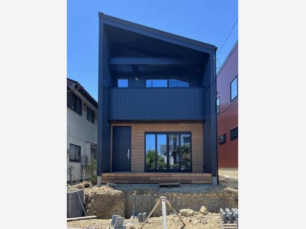 ガルバリウム鋼板の外壁と片流れ屋根がスタイリッシュな印象を与えます