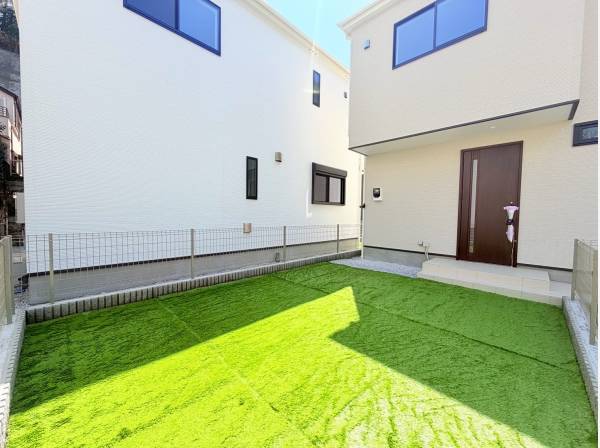 お庭は広々芝生となっており、お休みの日には家族でBBQも素敵！