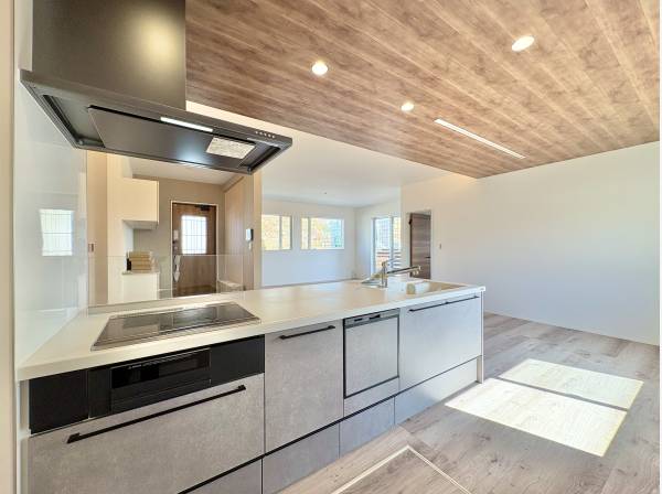 キッチンは対面式なのでリビング側を見渡すことが出来ます