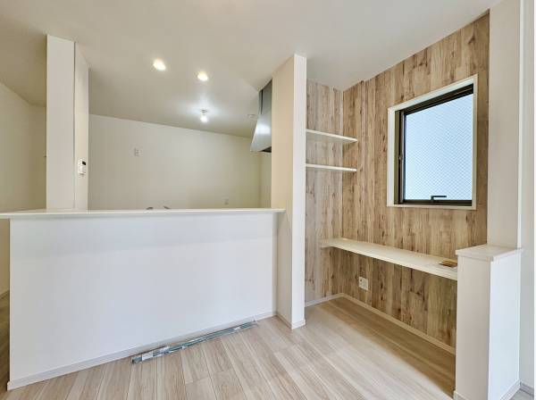 キッチン裏には、L字の棚、造作のカウンターを設置