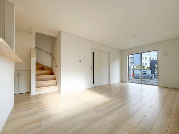 明るいトーンで統一されたシンプルな内装