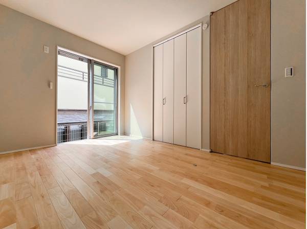 南東に広く面した明るいベッドルーム