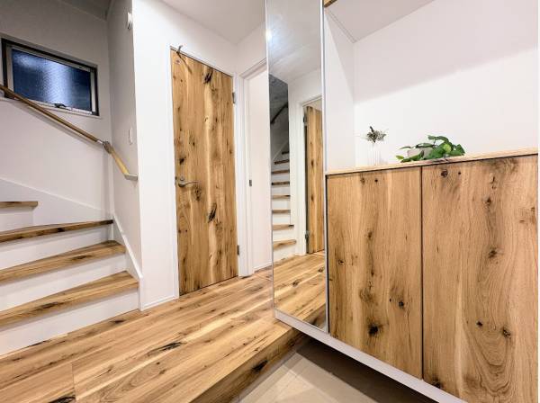 木の温もりを感じる玄関スペース