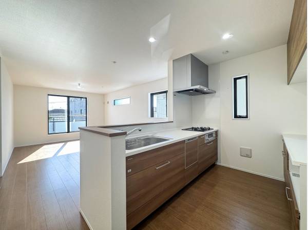 カップボード付きのキッチンは作業スペースが広くとれて嬉しいですね