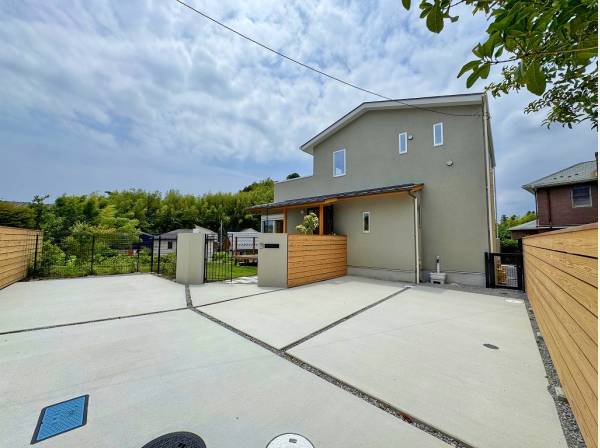 敷地の広さを最大限に活かした、という感じの建物配置。お見事♪