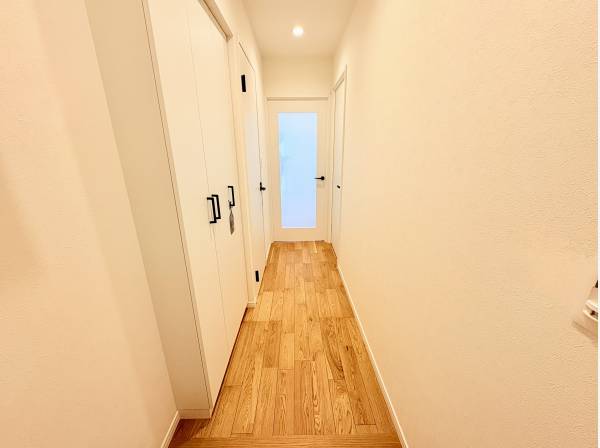 新規交換された下足入れ付き！白と木目が調和する明るく美しい玄関です