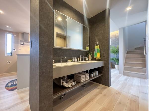 機能美とデザインが調和するゆとりある洗面スペース