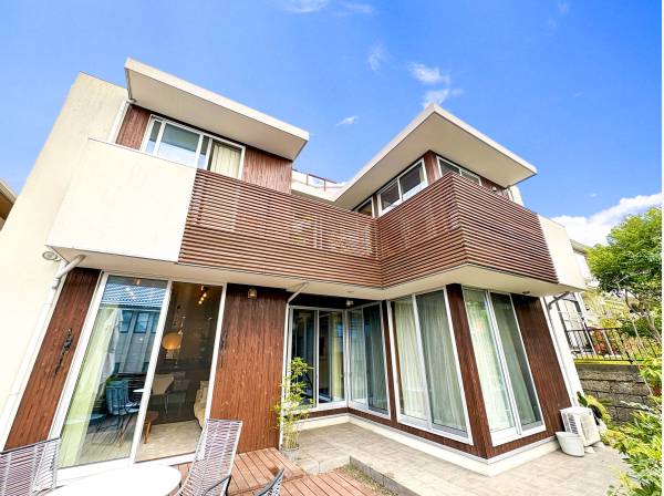 ホワイト×ウッドの洗練されたファサード