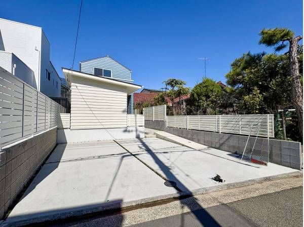 車種により並列2台分駐車可能なカースペース有り