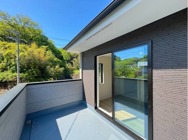 バルコニーも広く、ゆったりと過ごせる空間です