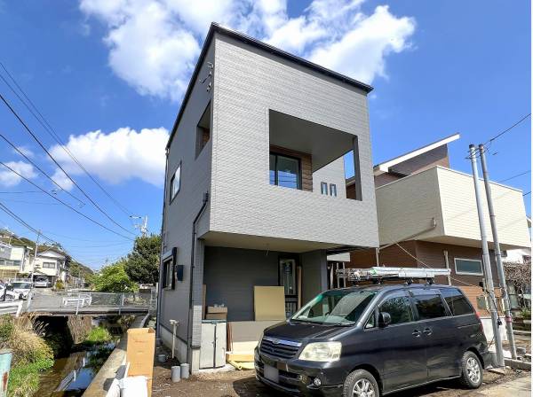 存在感を放つキューブリックな外観が印象的なお住まい