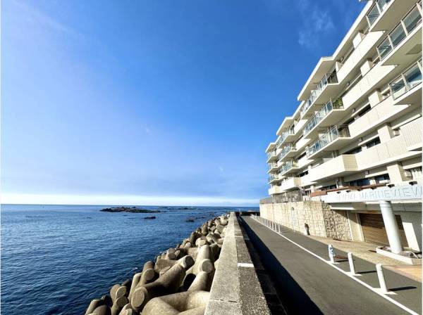 建物を出ればすぐそこに海が広がる葉山らしい立地