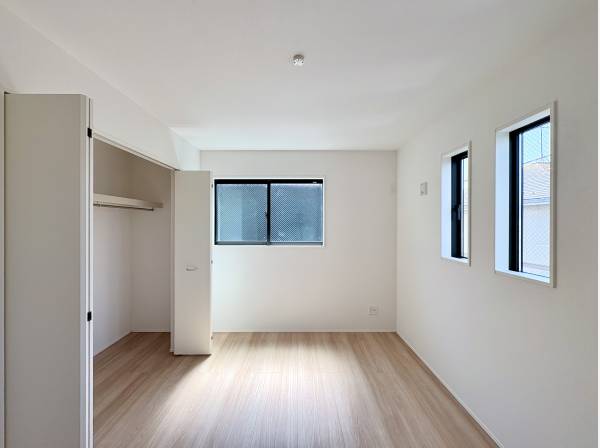 勉強部屋や書斎としても便利な6帖の洋室