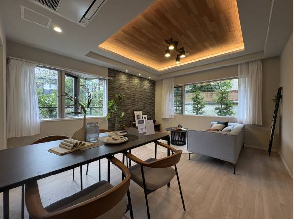 マンション周りの緑の木々が、自然鮮やかなアクセントに。
