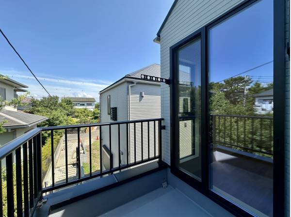バルコニーから望む景色/鵠沼松が岡の自然豊かな住環境に暮らしませんか？