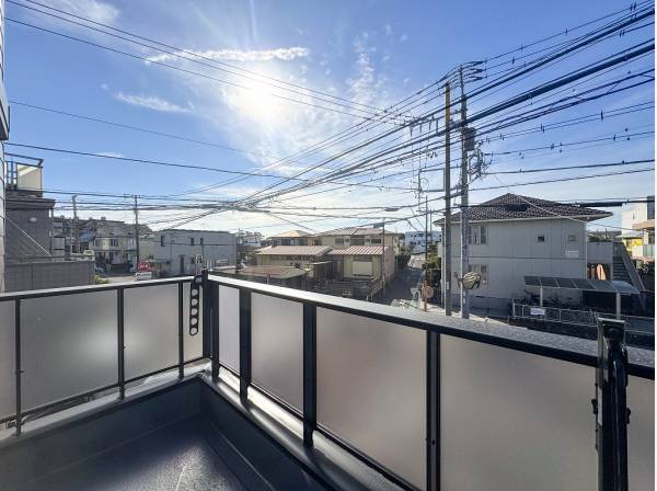 すりガラスの透明感あふれるバルコニーは陽当たり良好