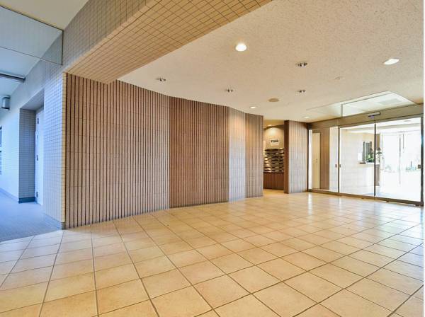 洗練感溢れる共有エントランス 敷地内にはサーフボード置場も♪