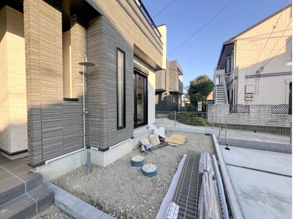 ちょっとした家庭菜園などが出来そうなお庭もございます。