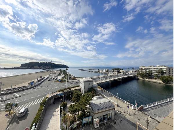 手が届きそうな江ノ島が目の前にある贅沢な眺望