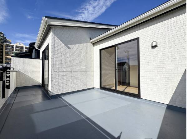 南向きのワイドバルコニーは明るく陽当たり良好