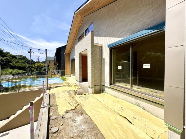 緑に囲まれた閑静な住宅街にあります