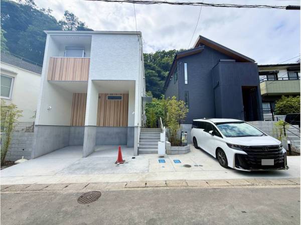 お車2台分駐車可能です。（車種による）