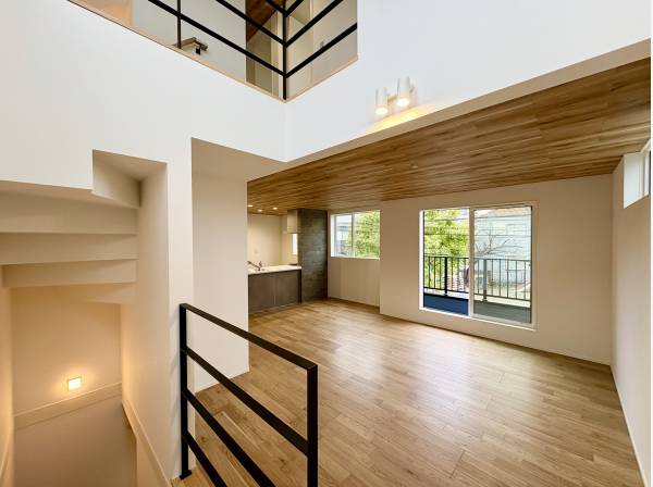 階段周りは吹き抜けているため、窮屈さを感じない作り