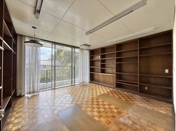 大きな窓と造作棚が印象的な、光あふれる居住空間。